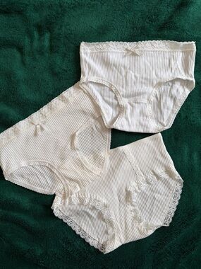 Women’s Ribbed Lace Trim Briefs in White - Pack of 3